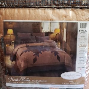King Size 3 piece set, quilt with 2 pillow shams. Brand new. Never used.
